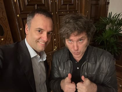 Adorni se refirió a Milei como un "líder único".