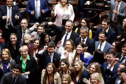 Adorni tras su presentación en el Congreso, junto a los legisladores de LLA