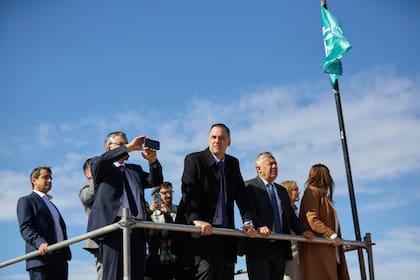 Adorni y Cornejo, el jueves pasado en el parque solar El Quemado, en Mendoza
