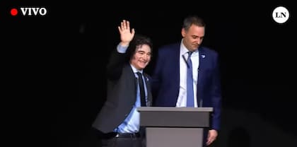 Adorni y Milei en el acto en el Luna Park