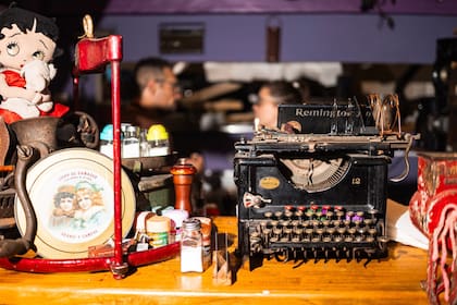 Adornos y objetos antiguos sobre la barra