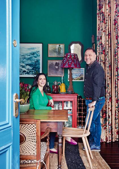 "Adoro esta mesa, y me importa poco que a esta altura tenga una rajadura. Tiene sus años y los valoro. Es de madera de acacia, de tinte amarillento e increíblemente suave al tacto”.