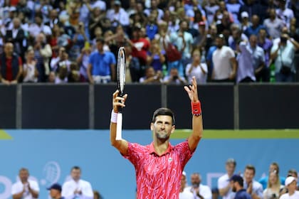 En plena pandemia y durante 2020, Djokovic y su familia organizaron el Adria Tour en los Balcanes, que terminó siendo un foco de coronavirus (se contagiaron hasta el tenista y su mujer) y minando su reputación
