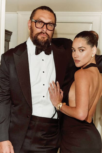 Adria con su amor, Jason Momoa, en febrero de este año, para el 50° aniversario del programa Saturday Night Live, en Nueva York