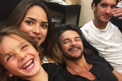 Adria junto a su padre, Ricardo, su hermano Ricardo Jr -quien, como ella, es hijo de la modelo Leslie Torres- y su hermano menor, Nicolás, hijo del cantante con la modelo venezolana Deisy Arvelo