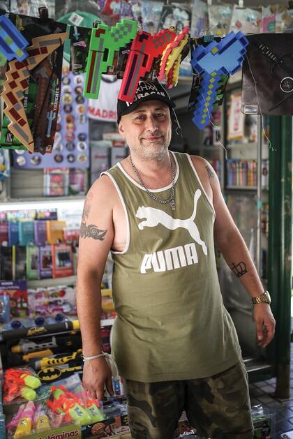 AdriÁn (41) ¿Qué es lo que más te gusta de ser canillita? “El oficio cambió mucho, ahora no se venden tanto diarios y revistas, sino autitos y muñequitos. Hay que saber qué se vende y eso es un desafío que me gusta”.