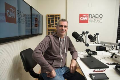 Adrián Puente hoy es una de las voces de CNN Radio durante la primera noche