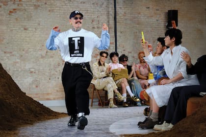 Adrián Appiolaza es argentino, a los 18 años se mudó a Londres y construyó su carrera en importantes casas de moda