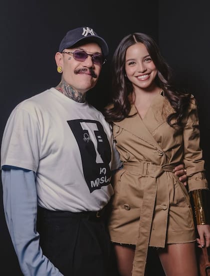 Adrián Appiolaza junto a Emilia Mernes en su desfile para Moschino en Milan Fashion Week. El diseñador argentino presentó su colección FW26 inspirada en la Argentina
