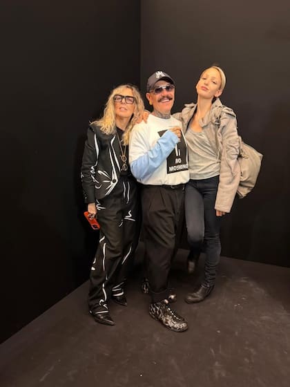 Adrián Appiolaza, junto a la diseñadora Jessica Trosman y su hija modelo, Rosa Trosman