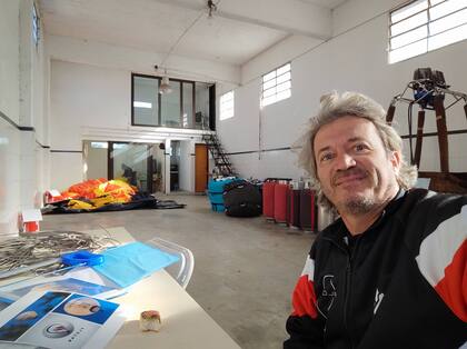 Adrián Barozza ya construyó 12 globos aerostáticos y logró tener un espacio más grande y apropiado para la tarea