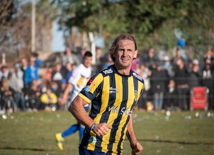 Adrián Bastía debutó en Belgrano de Serodino en julio de 2019 unos meses después de su retiro del fútbol profesional