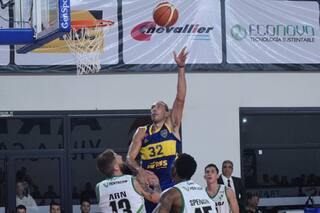 La Liga Nacional, al estilo NBA: una asistencia de faja y un caño espectacular