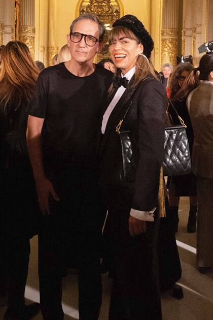 Adrián Brown (en la foto junto a Naná, viuda de Rogelio Polesello) fue el encargado de abrir la Semana de la Alta Costura.