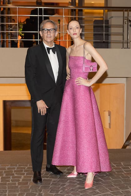 Adrián Brown y la top model Milagros Schmoll, que llevó un strapless del reconocido diseñador