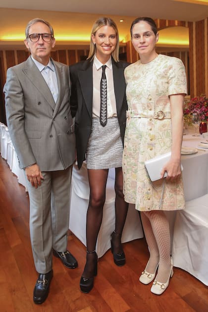 Adrián Brown y María Victoria Vergara posan con la anfitriona.