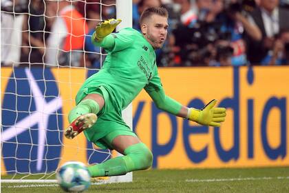 Adrián contiene el penal decisivo en la definición ante Chelsea: unos segundos después vendría el incidente con el hincha.