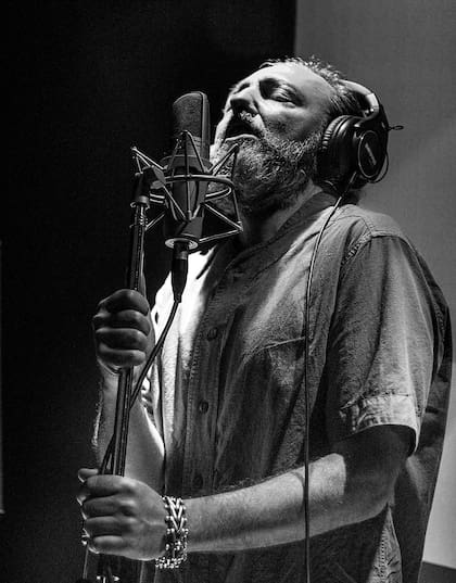 Adrián Dárgelos grabando en Juno, el estudio propio que tiene la banda