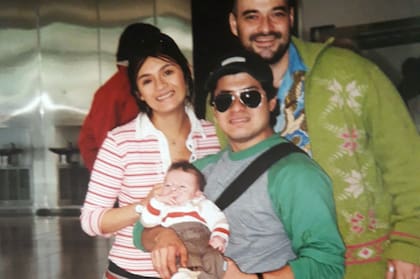 Adrián, el día de su despedida en Ezeiza, junto a su amada hermana (fallecida muy joven), su sobrino Fabio y su cuñado.