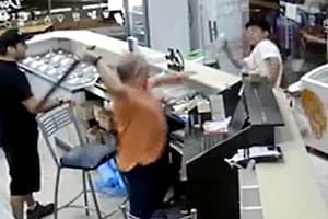 Dos supuestos vendedores ambulantes atacaron al encargado de una heladería que los repelió a los sillazos y palazos