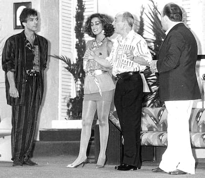 Adrián "Facha" Martel, Beatriz Salomón, Alberto Olmedo y Javier Portales sobre el escenario del teatro Neptuno, de Mar del Plata, haciendo "El negro no puede"