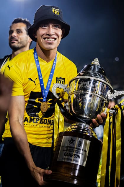Adrián Fernández logró dos títulos durante su estadía en Peñarol, el Torneo Clausura y el Campeonato Uruguayo 2024.