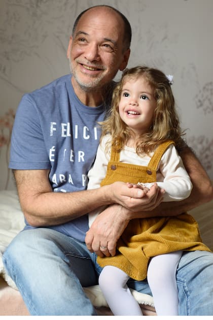 Adrián Iaies junto a su hija, Delfina