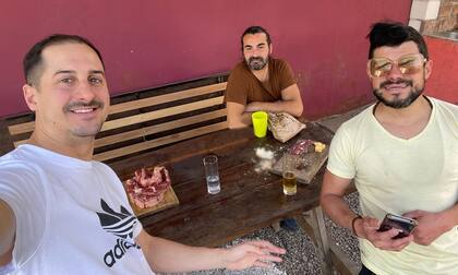 Adrián jamás dejará de amar las sierras cordobesas y cada rincón de su barrio esconde recuerdos que atesorará de por vida, recuerdos donde la familia y los amigos guardan un lugar especial.