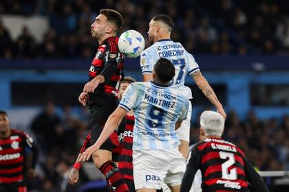 Adrián Martínez casi no gravitó en el partido en la primera hora de juego