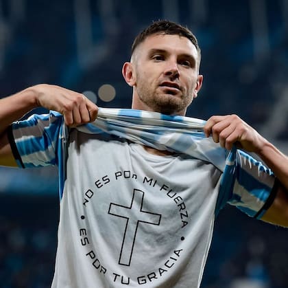 Adrián Martínez y la remera que muestra después de anotar goles