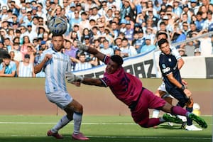 Racing sacó a relucir su amor propio para sobreponerse a la roja de Mijevic, la lesión de Maravilla y el 0-1
