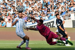 Racing sacó a relucir su amor propio para sobreponerse a la roja de Mijevic, la lesión de Maravilla y el 0-1