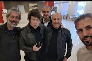 Adrián Menem, Eduardo Menem, Lule Menem y Martín Menem con Javier Milei
