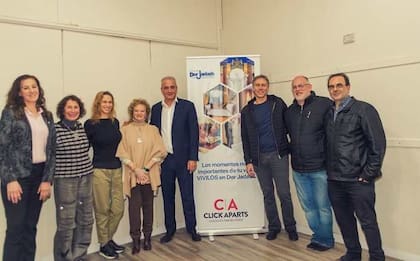 Adrián Moscovich, de camisa blanca, durante la presentación de su candidatura a la presidencia de la DAIA