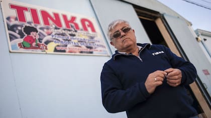 Adrián Ñañez, uno de los directores de la empresa, frente a la fábrica de Tinka, en San Jorge