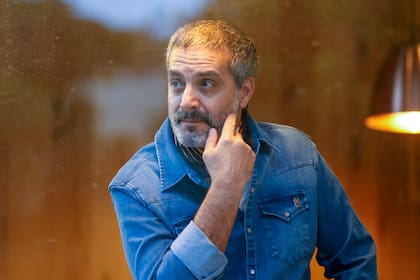 Adrián Navarro regresó al país para presentar Es paria, un unipersonal de su autoría que dirige y actúa