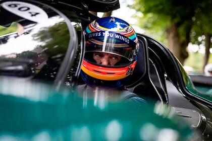 Adrian Newey en su Aston Martin Valkyrie, un producto de su colaboración entre la marca de autos y el equipo Red Bull Racing