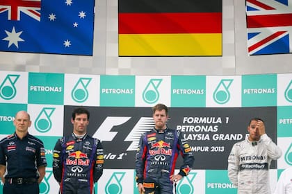 Mark Webber y Sebastian Vettel, entre Adrian Newey y Lewis Hamilton; durante las cinco temporadas en que compartieron Red Bull, sólo en 2010 el australiano pulseó con el alemán por el cetro.