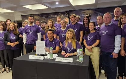 Adrián Núñez, el titular de LLA-Misiones, flanqueado por Samantha Steckler y arriba los flamantes diputados nacionales, Maura Gruber y el ex tenista Diego Hartfield.