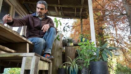 Adrián Paiva vive y pinta en una casilla a orillas del arroyo Reyes, en Tigre