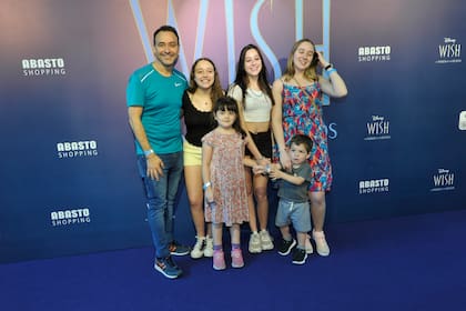 Adrián Pallares, conductor de Socios del Espectáculo, llevó a la premiere de Wish a sus tres hijas, Mía, Sol y Ema, y a dos invitados especiales más