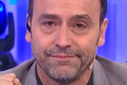 Adrián Pallares trató de resistirse a las lágrimas, pero no pudo contenerse al dedicarle unas palabras a su mamá