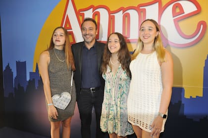 Adrián Pallares y sus hias Mía, Sol y Ema