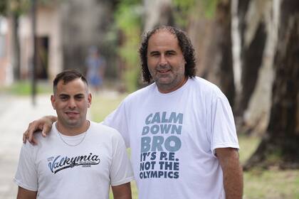 Adrián Parziale junto a José García, docente y director de la Escuela N° 710 de Lanús, quien lo acompaña para que vuelva a estudiar