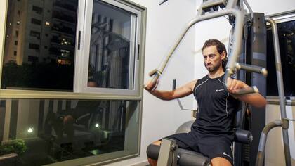 Adrián Rapoport, en pleno entrenamiento nocturno, para complementar el deporte que ama: remo