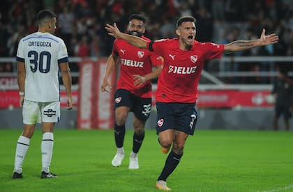 Adrián Sporle festeja el primer gol de Independiente ante Talleres de Córdoba