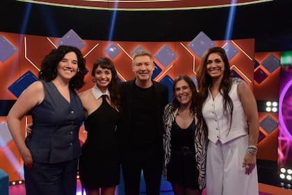 Adrián Suar con Malena Guinzburg, Connie Ballarini, Fernanda Metilli y Natalia Carulias