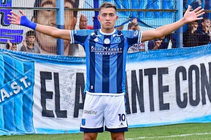 Adrián "Toto" Fernández, con la camiseta de San Telmo; el club candombero cree que se le mantuvo una sanción por haber rechazado venderle al futbolista a Barracas Central.