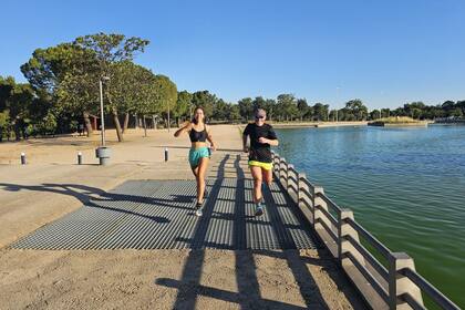 Adrián y Camila, que se conocieron en el marco de una carrera, hoy adoptaron el hábito de correr juntos