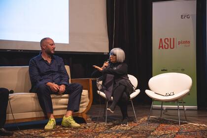 Adriana Almada y Pablo León de la Barra, curador de arte latinoamericano del Guggenheim, en el foro de 2023